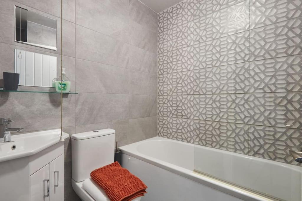 Haw Hill House - Modern 4 Bed Apartment Normanton  Ngoại thất bức ảnh